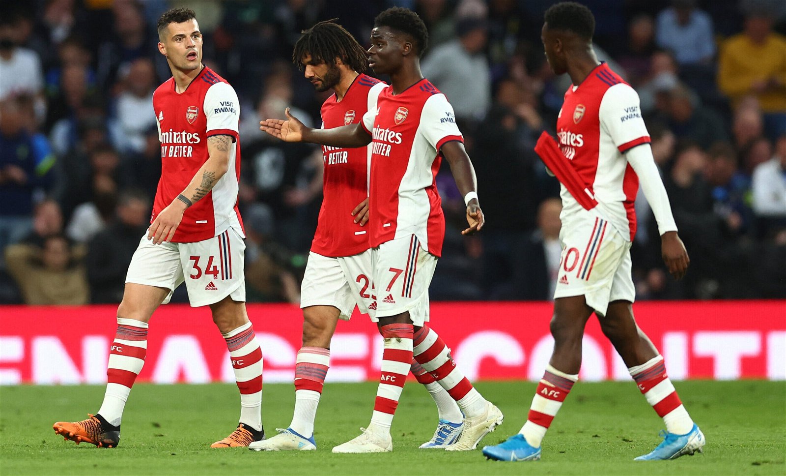 Dejected-Arsenal-players-after-the-damaging-Spurs-defeat