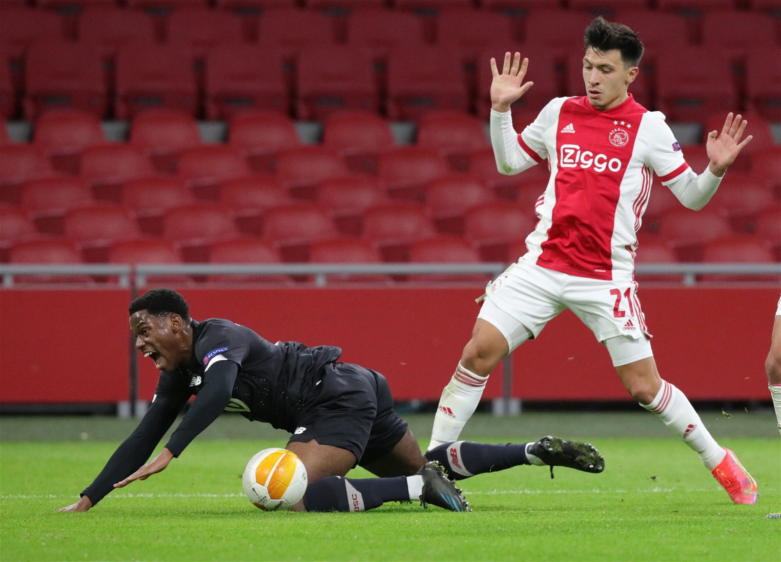 Lisandro-Martinez-in-UEFA-Champions-League-action-for-Ajax-against-LOSC-Lille